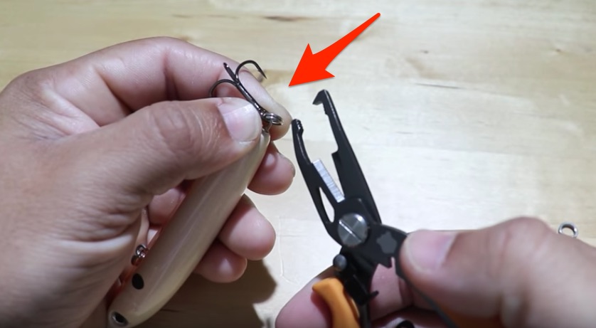 5 Steps To Quickly Replace Treble Hooks With Split Ring Pliers [VIDEO]