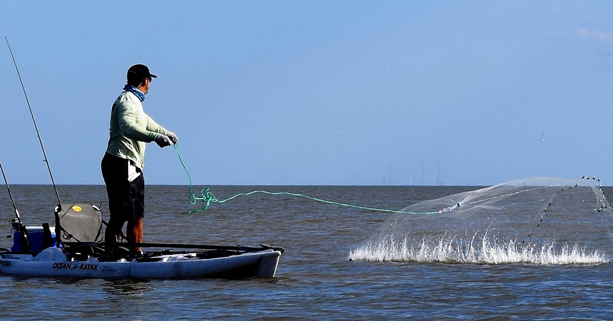 How to throw a cast net  Saltwater fishing, Kayak fishing